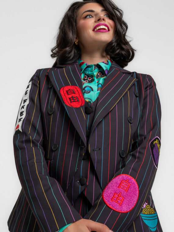 blazer-entallada-con-parches-y-bordados-japo